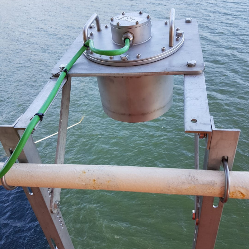 Wave radar with motion compensation on the bow of a vessel